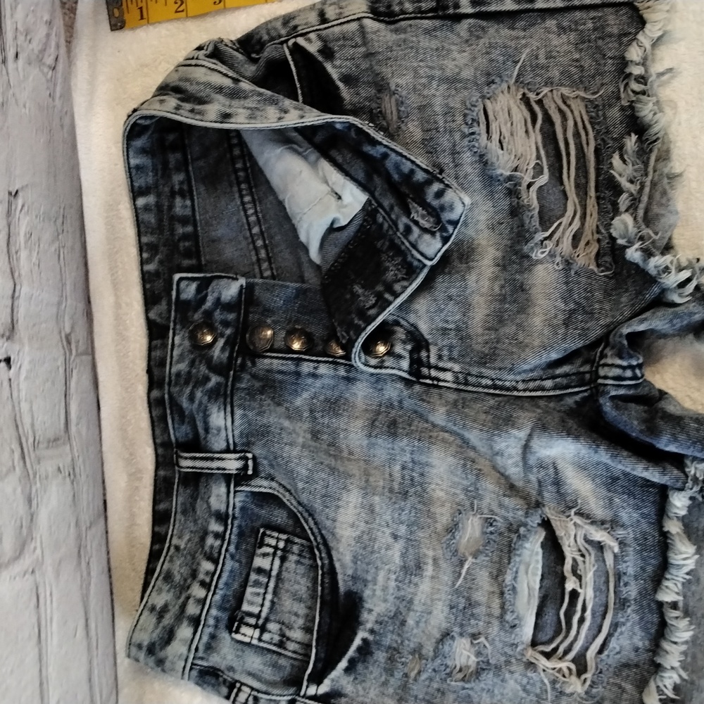 Shorts - Picture 2 of 4